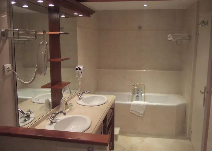 Hotel Les Etangs De Guibert 3*